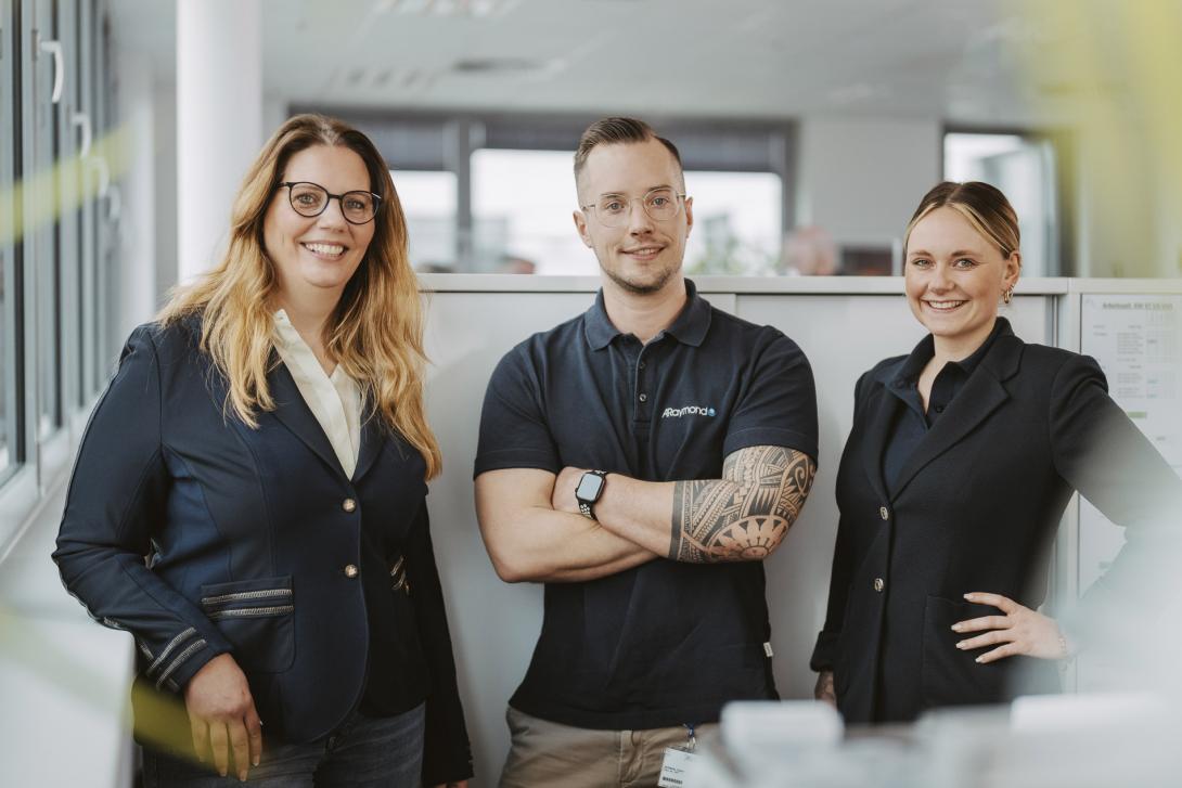 Junge Menschen im Gespräch und bei der Arbeit an einem Tablet